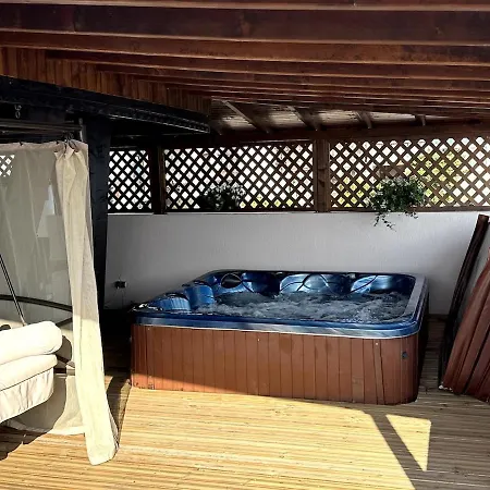 Апартамент Luxury 3-br & Sky Terrace Свети Влас