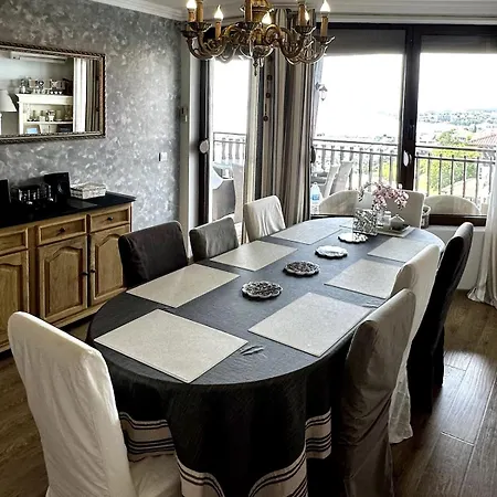 Luxury 3-br & Sky Terrace Апартамент *